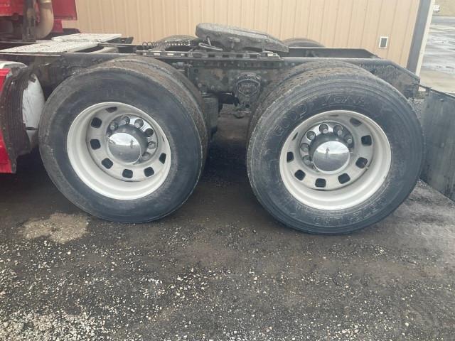 2005 Volvo Sleeper Cab Tractor Truck