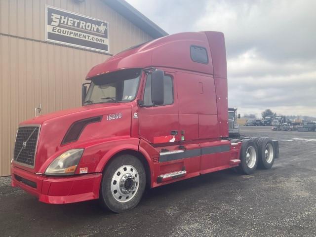 2005 Volvo Sleeper Cab Tractor Truck