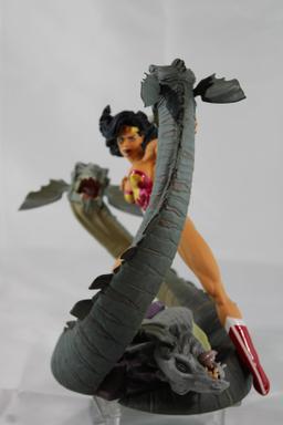 WONDER WOMAN VS SERPENTS LIMITED EDITION STATUE