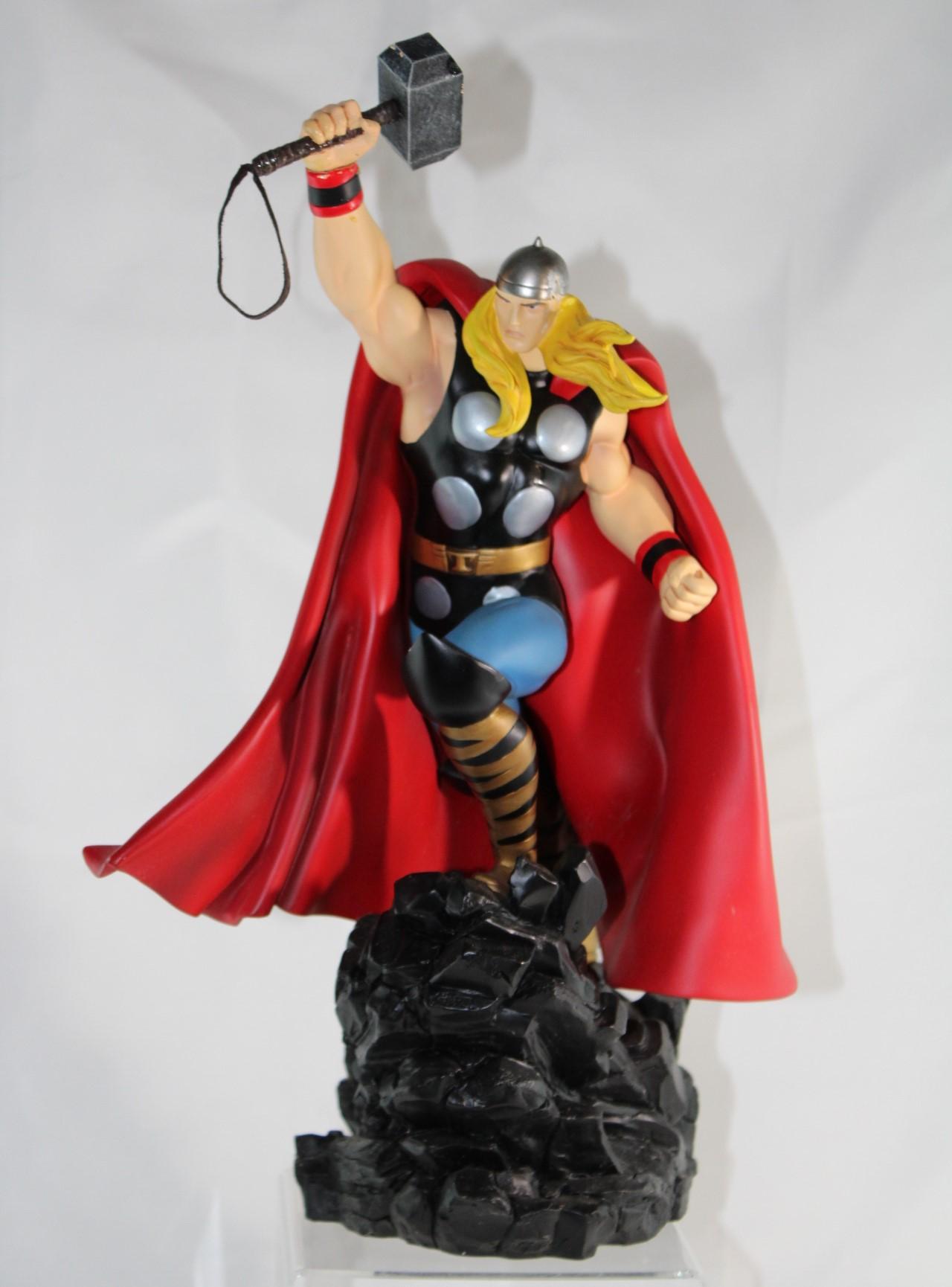 THE MIGHTY THOR DELUXE STATUE