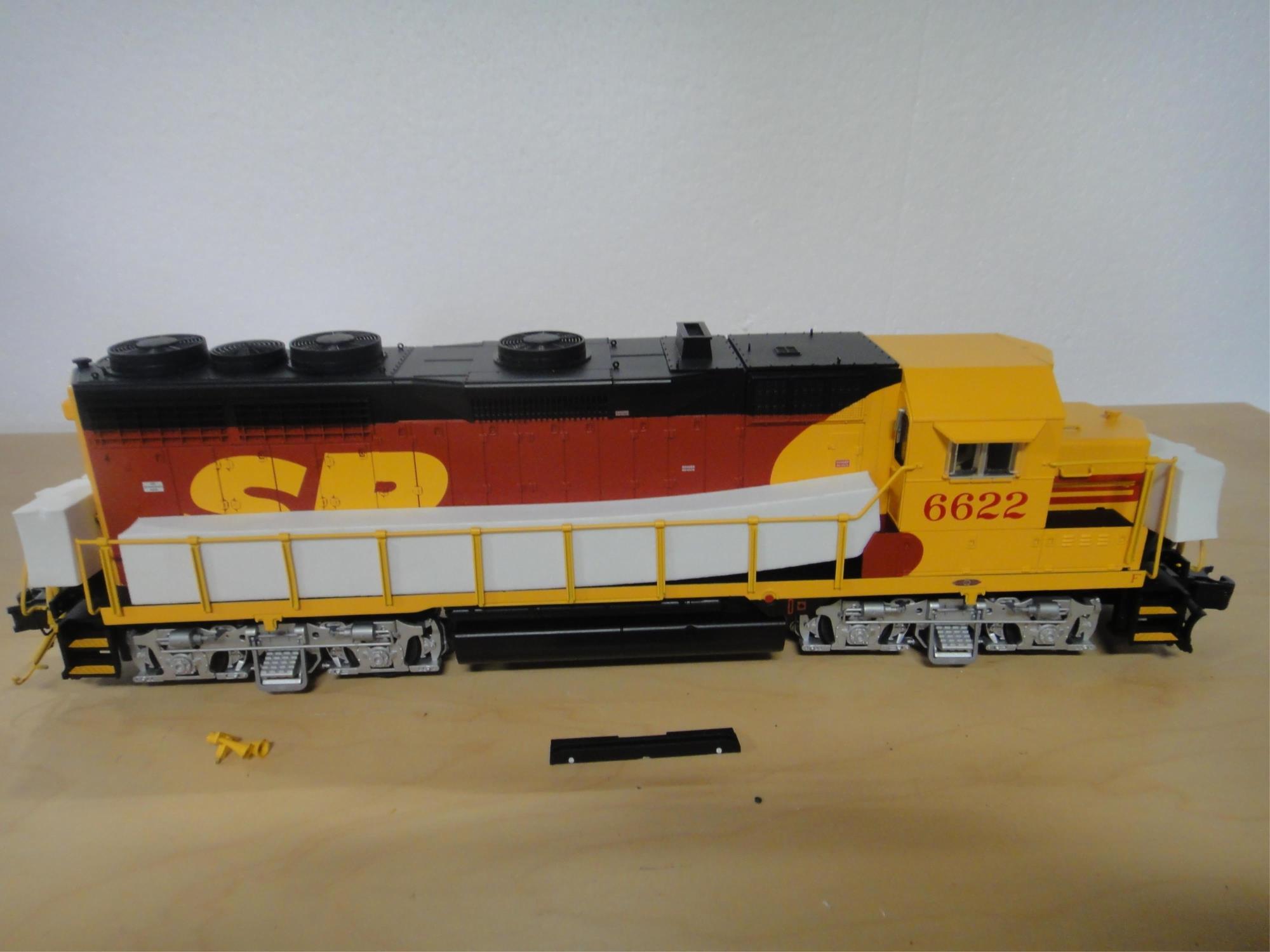 ATLAS O GAUGE GP35 LOCOMOTIVE  UNPOWERED SOME DAMA