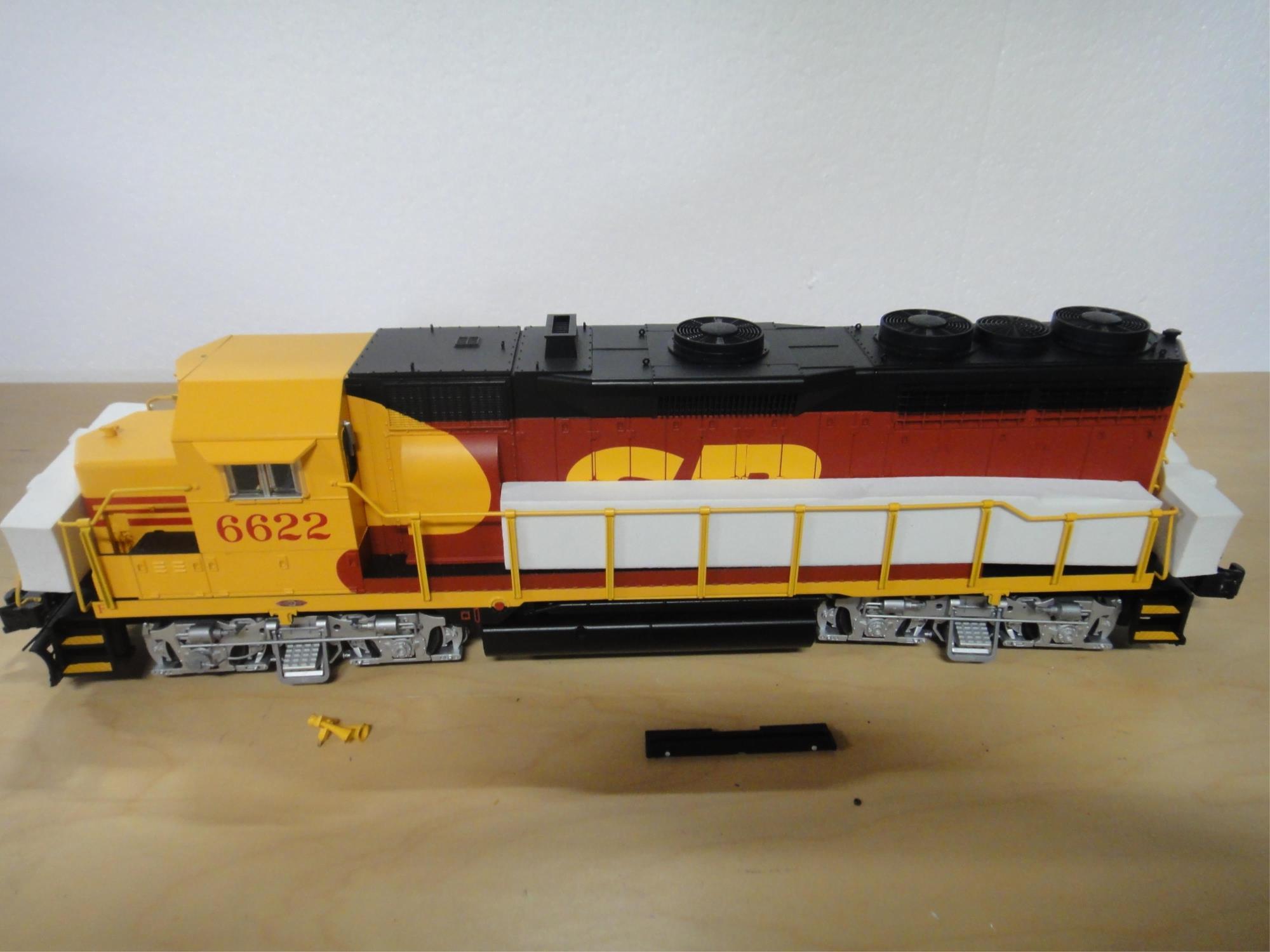 ATLAS O GAUGE GP35 LOCOMOTIVE  UNPOWERED SOME DAMA