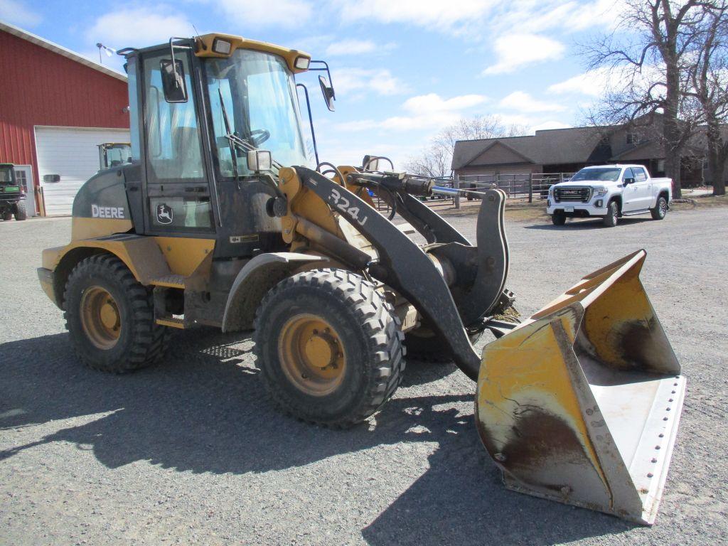 2013 John Deere 324J, 13,965 Hrs. 4x4, cab. AC, heat, JRB coupler, Aux Hyd, bucket, New tires, top