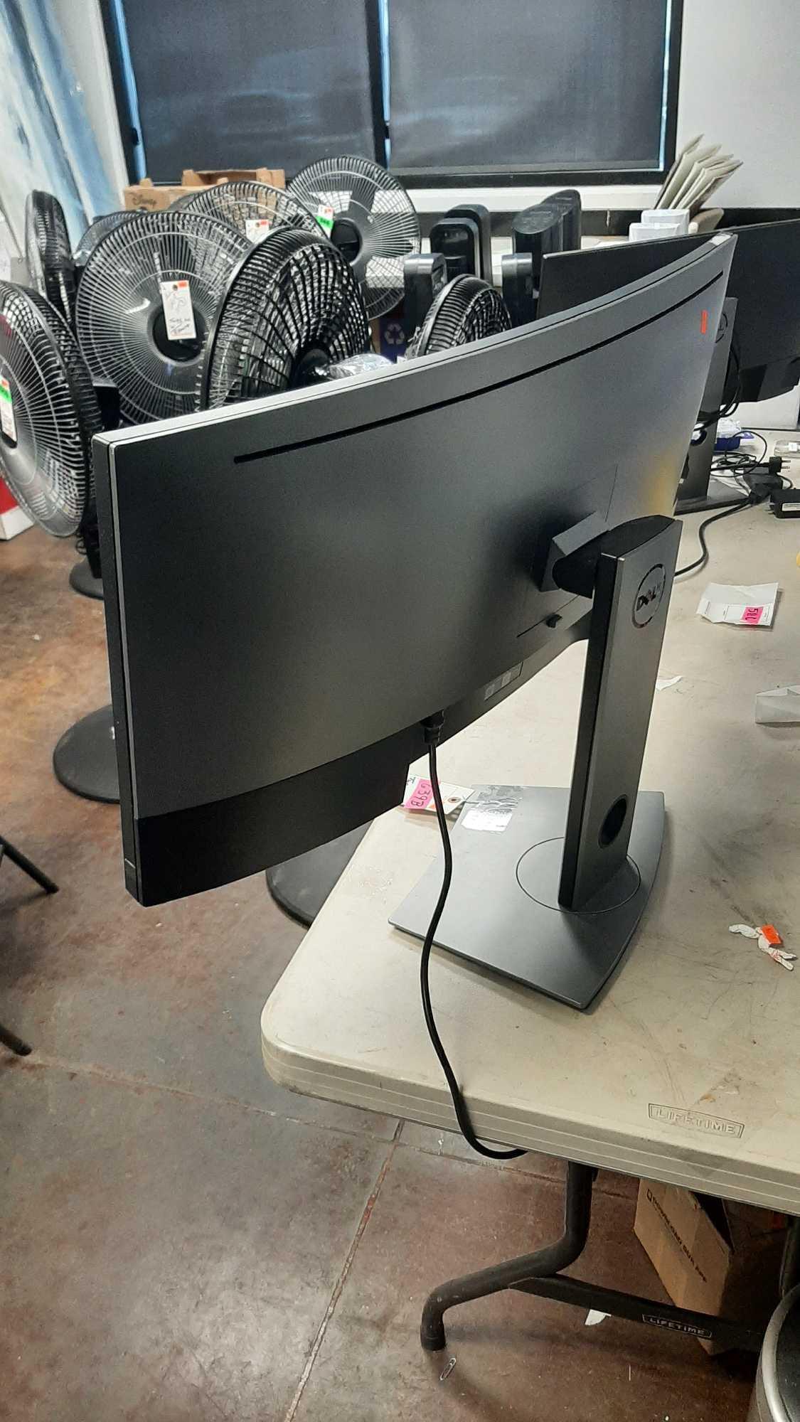 DELL 34 in. Screen Led Lit Monitor*TURNS ON*