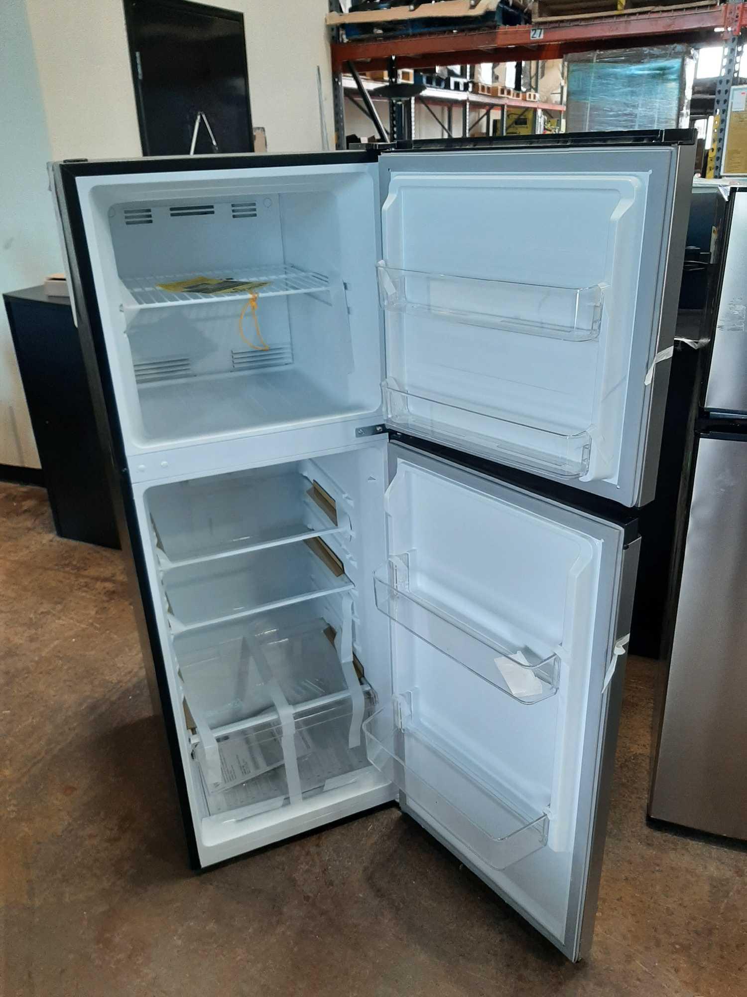 VISSANI 10.1 cu. ft. Top Freezer Refrigerator*COLD*UNUSED*