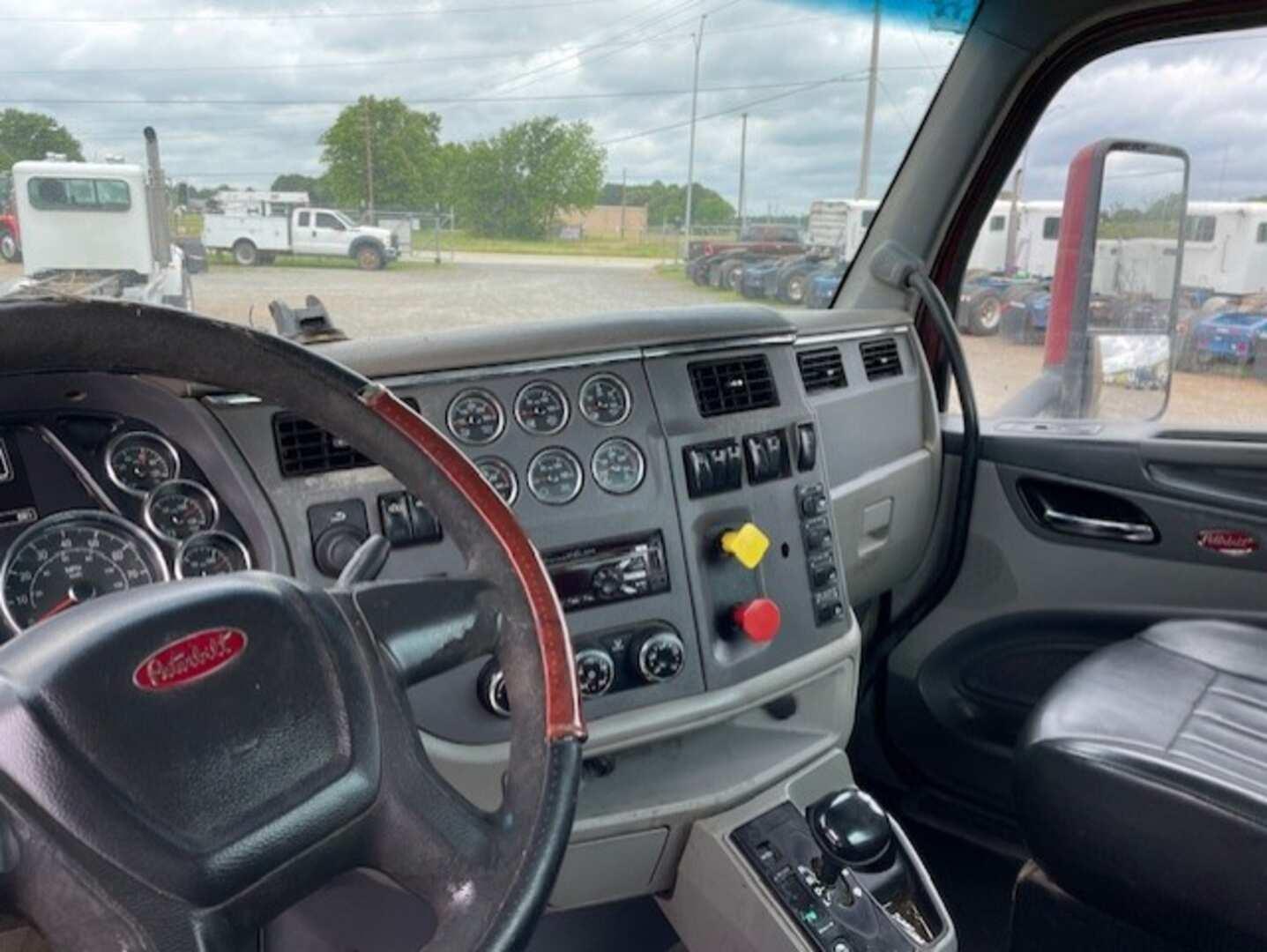 2017 PETERBILT 567 DAYCAB