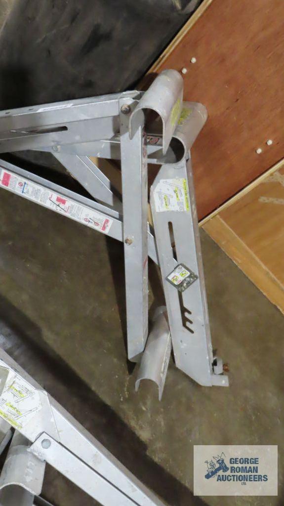 Pair of aluminum ladder jacks