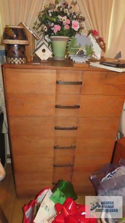 Six drawer chest of drawers and matching four drawer chest of drawers