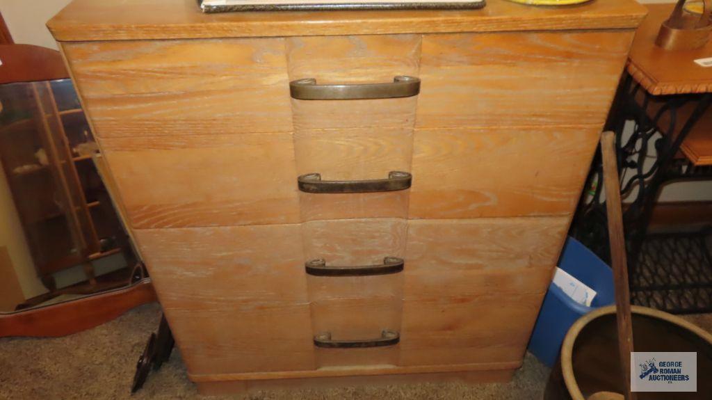 Six drawer chest of drawers and matching four drawer chest of drawers