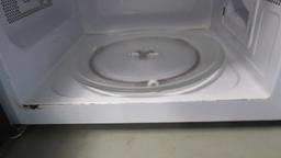 White Emerson 700W Microwave