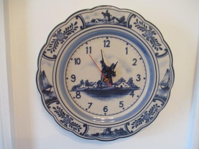 Two Round Blue and White Quartz Plate Clocks