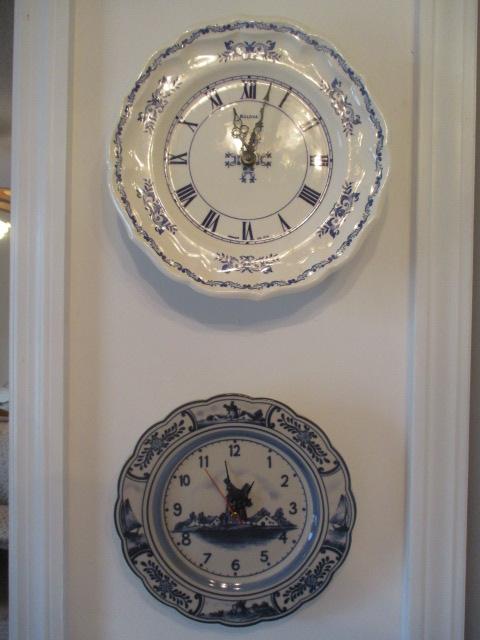 Two Round Blue and White Quartz Plate Clocks