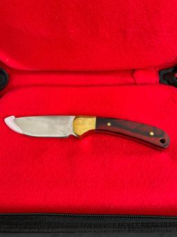 2x New In Box Buck Fixed Blade Knives in Sheathes - Numbered 679 & 113 - See pics