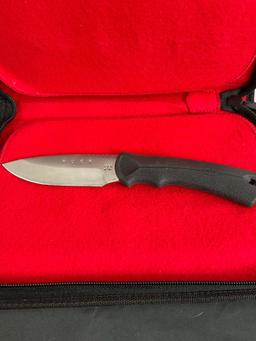 2x New In Box Buck Fixed Blade Knives in Sheathes - Numbered 679 & 113 - See pics