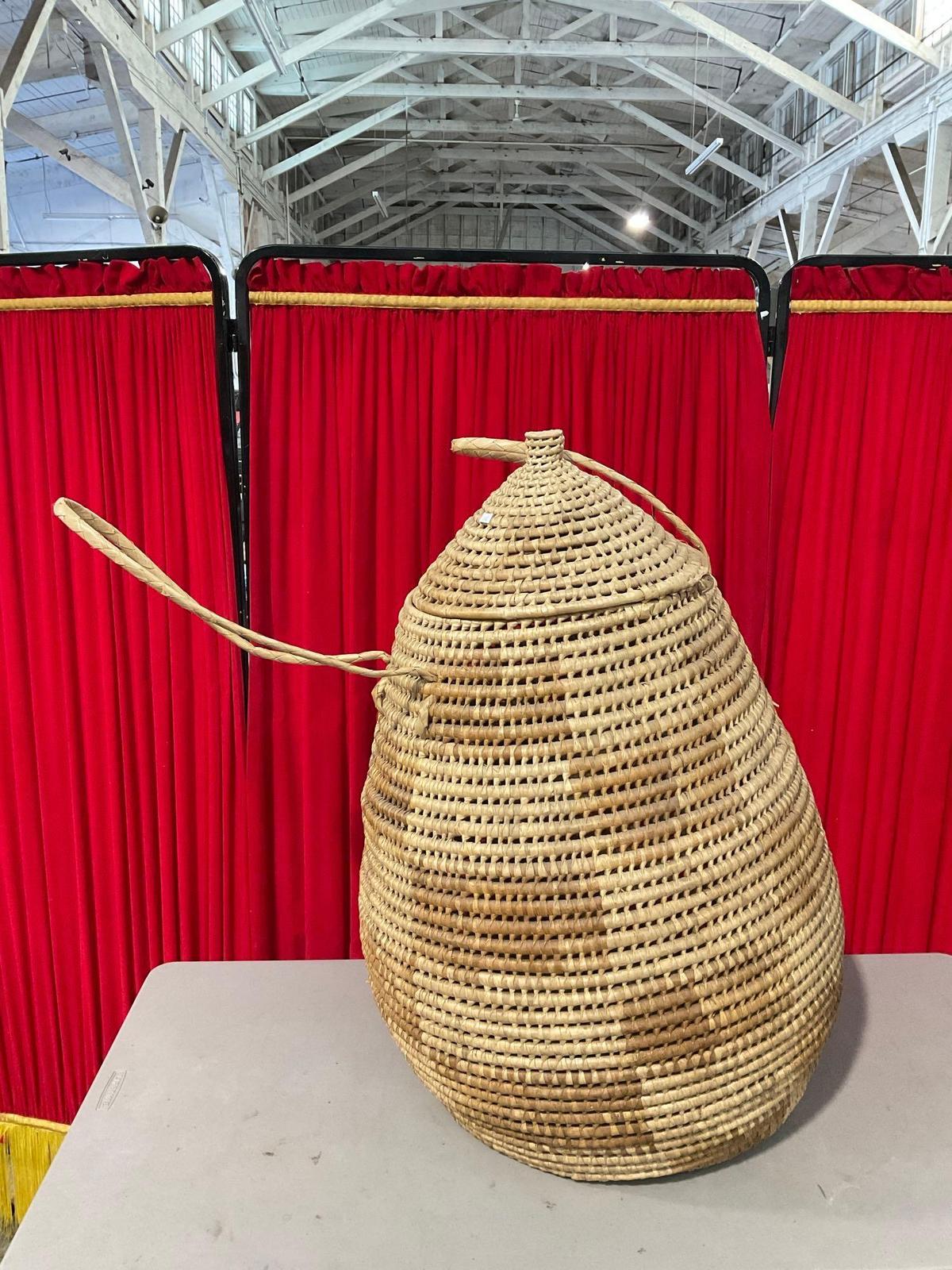 Vintage Woven Cream & Caramel Laundry Basket w/ Lid, Handles & Checkerboard Pattern. See pics.