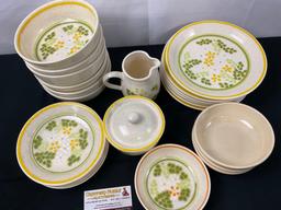 Franciscan Earthenware handpainted Honeydew pattern, 22 pieces, Bowls, Plates, cream & sugar