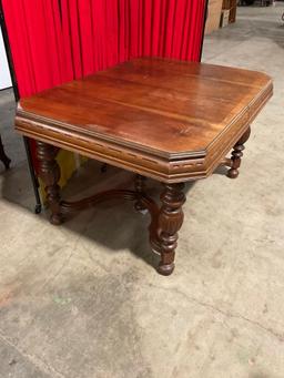 Antique Split Base Americana Wooden Dining Table w/ Fold Out Leaf. See pics.