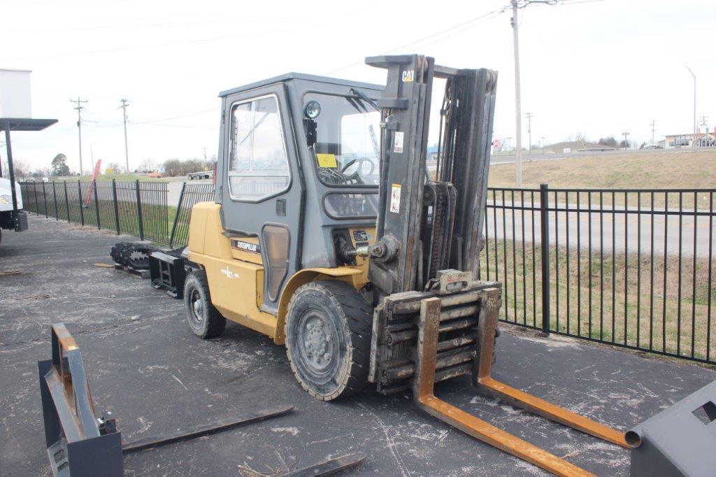 CAT Forklift Mdl# DP40K, 8000lbs, Diesel Engine, Triple Stage Mast, Fork Po