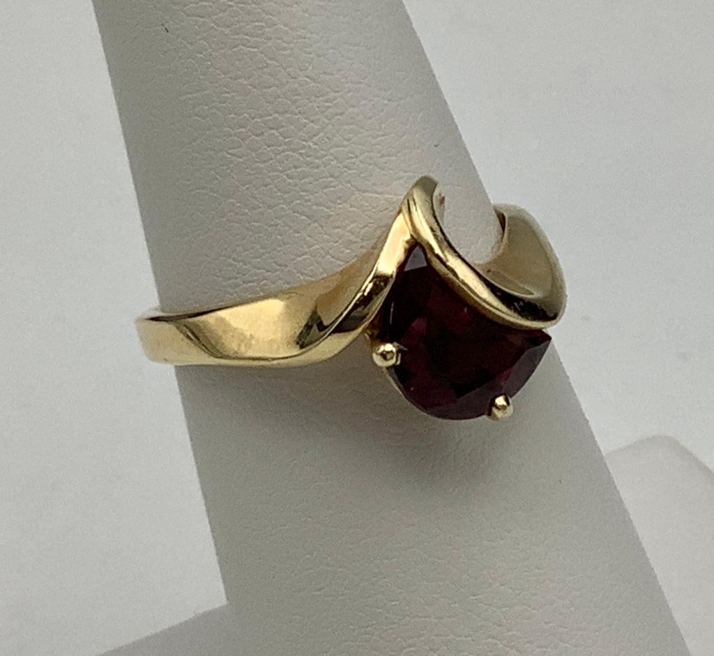 14kt Strell Garnet Ring - Size 7 (4.0g Total Weight)