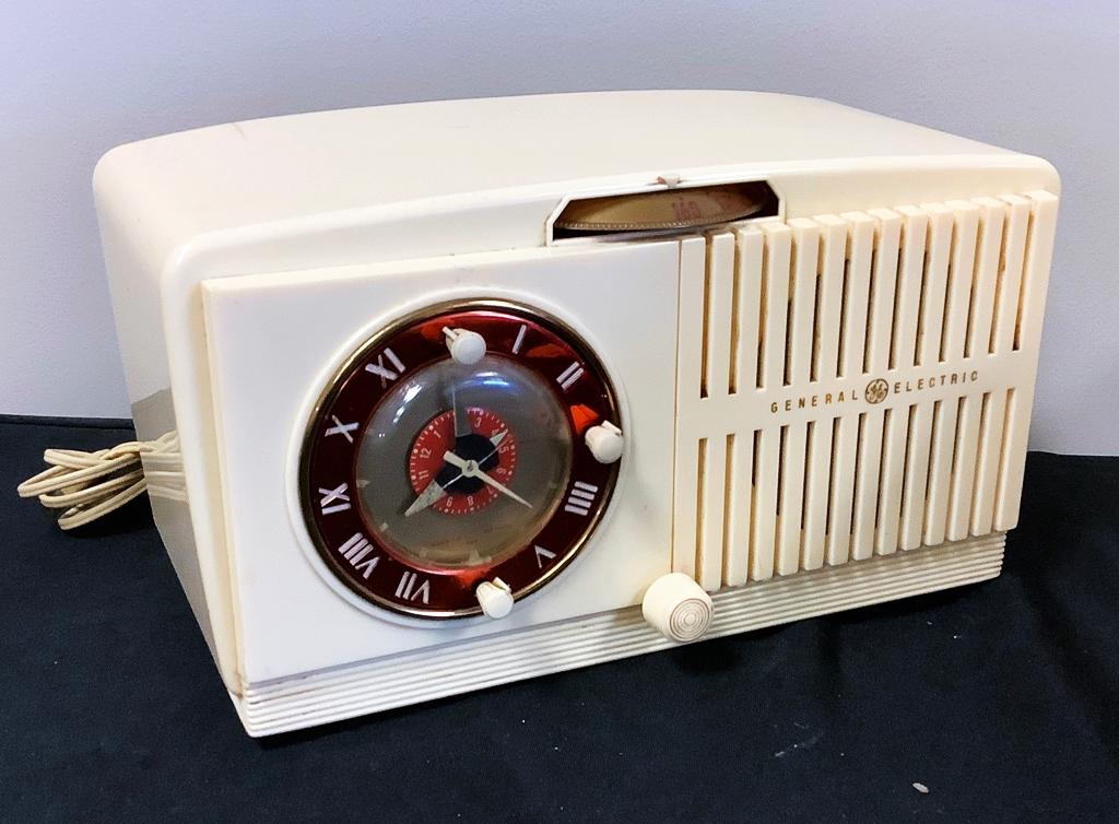 General Electric 1951 Am Tube Clock Radio - 11"x5½"x6", Hums When Plugged I