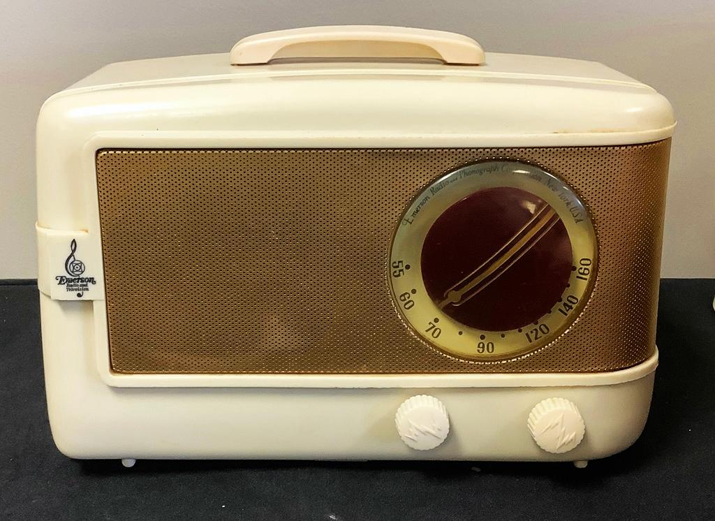 Emerson 1948 Tube Radio - Bakelite Case, Model 143, 11"x6"x7", Hums When Pl