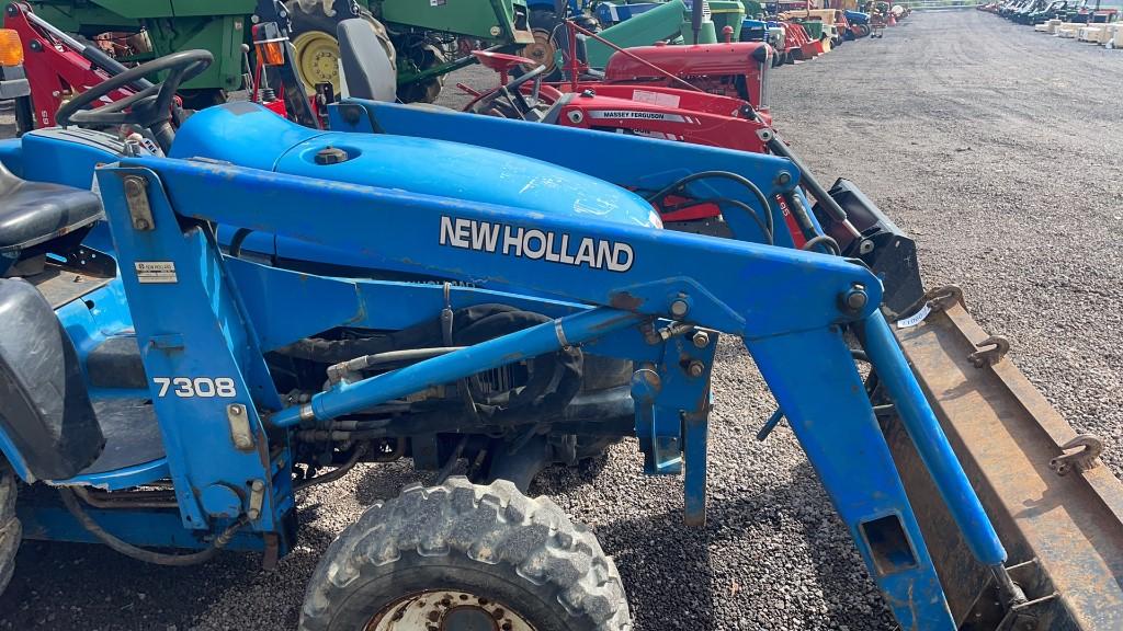 NEW HOLLAND 1725 TRACTOR