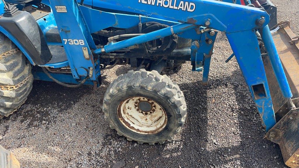 NEW HOLLAND 1725 TRACTOR