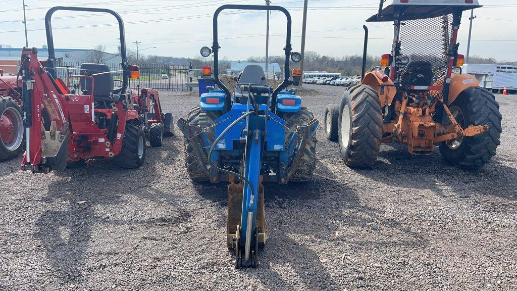 NEW HOLLAND 1725 TRACTOR