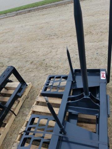 UNUSED STOUT BALE SPEAR-ROUND w/ skid steer quick attach