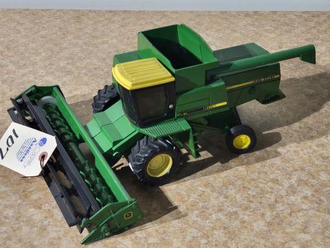 Ertl John Deere 8820 Turbo II Combine w/Flex