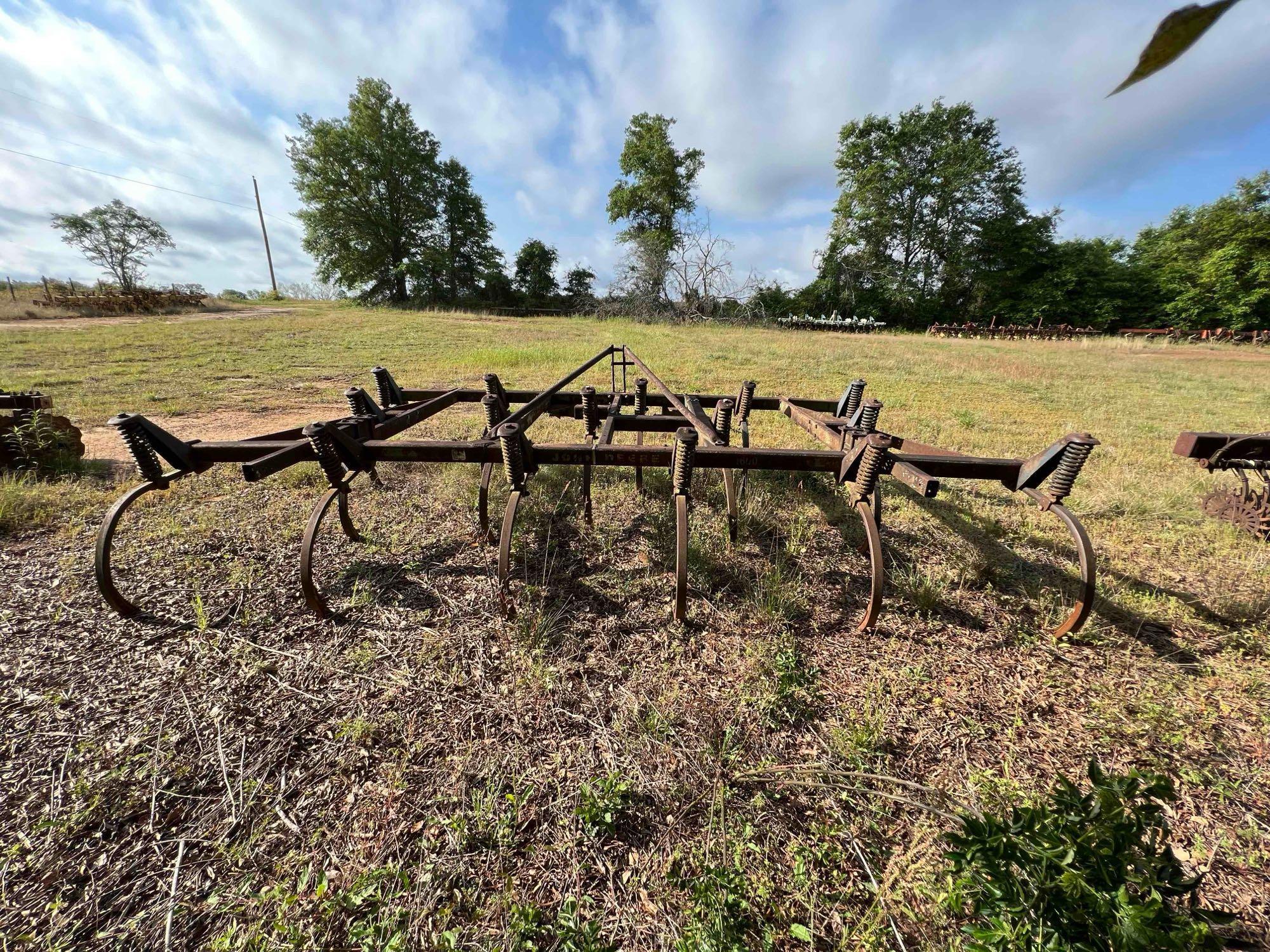 John Deer 1600 Chisel Plow