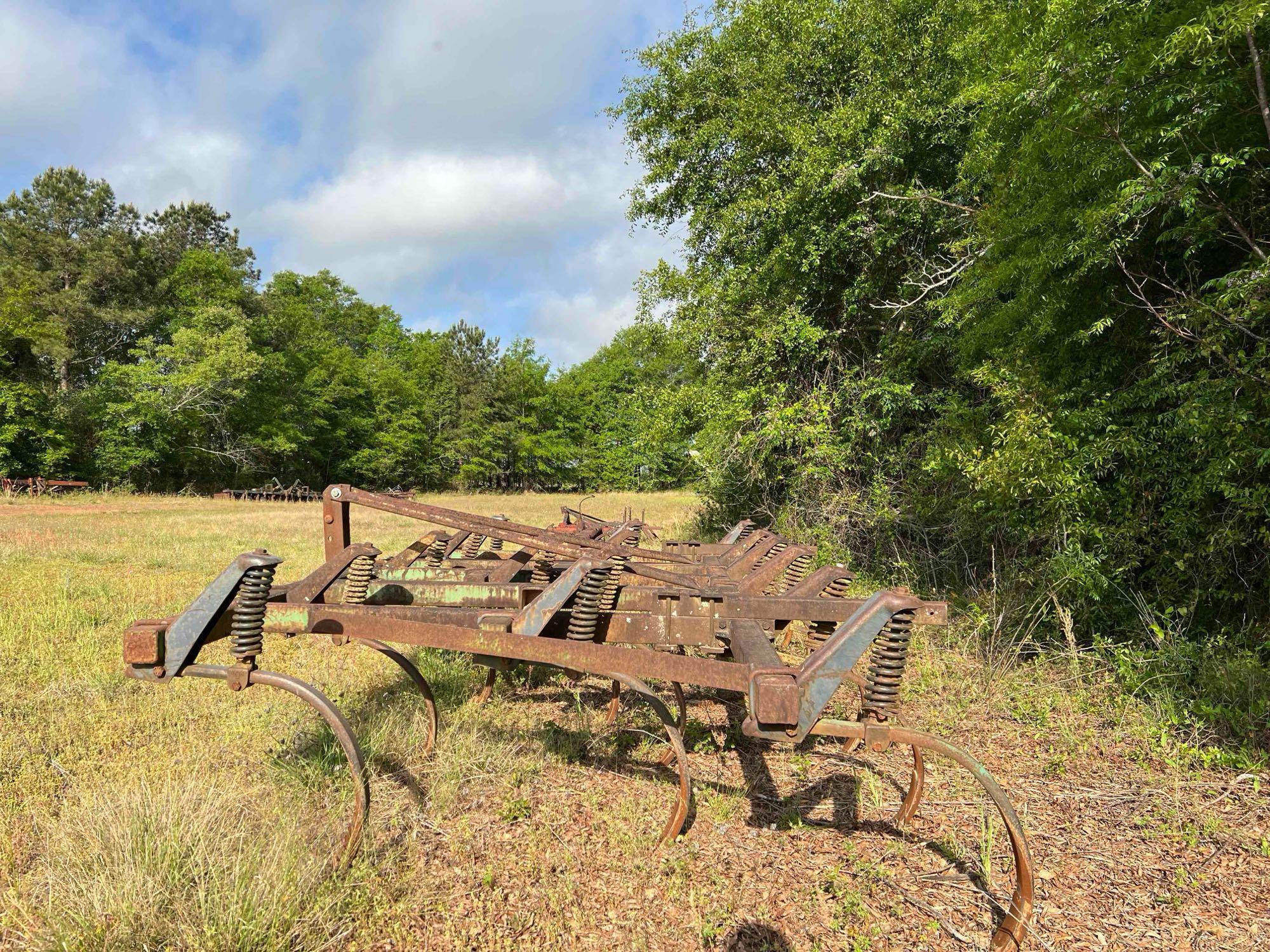 John Deer 1600 Chisel Plow