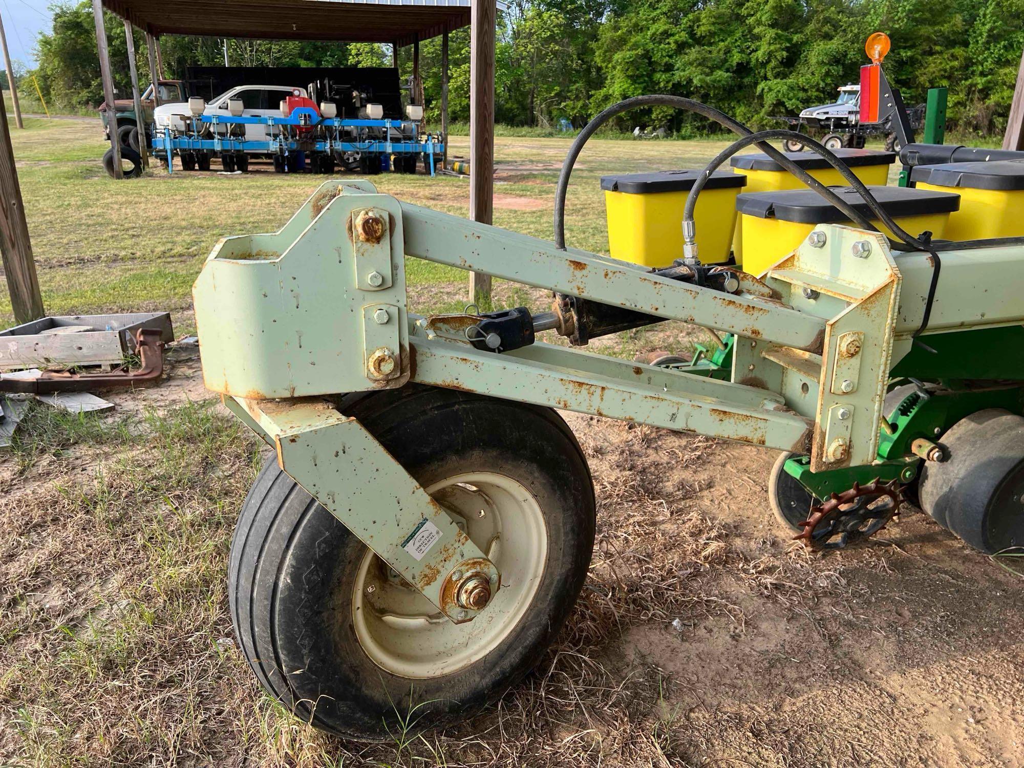 2007 KMC 6700 Strip Till With John Deere 1700 Planters