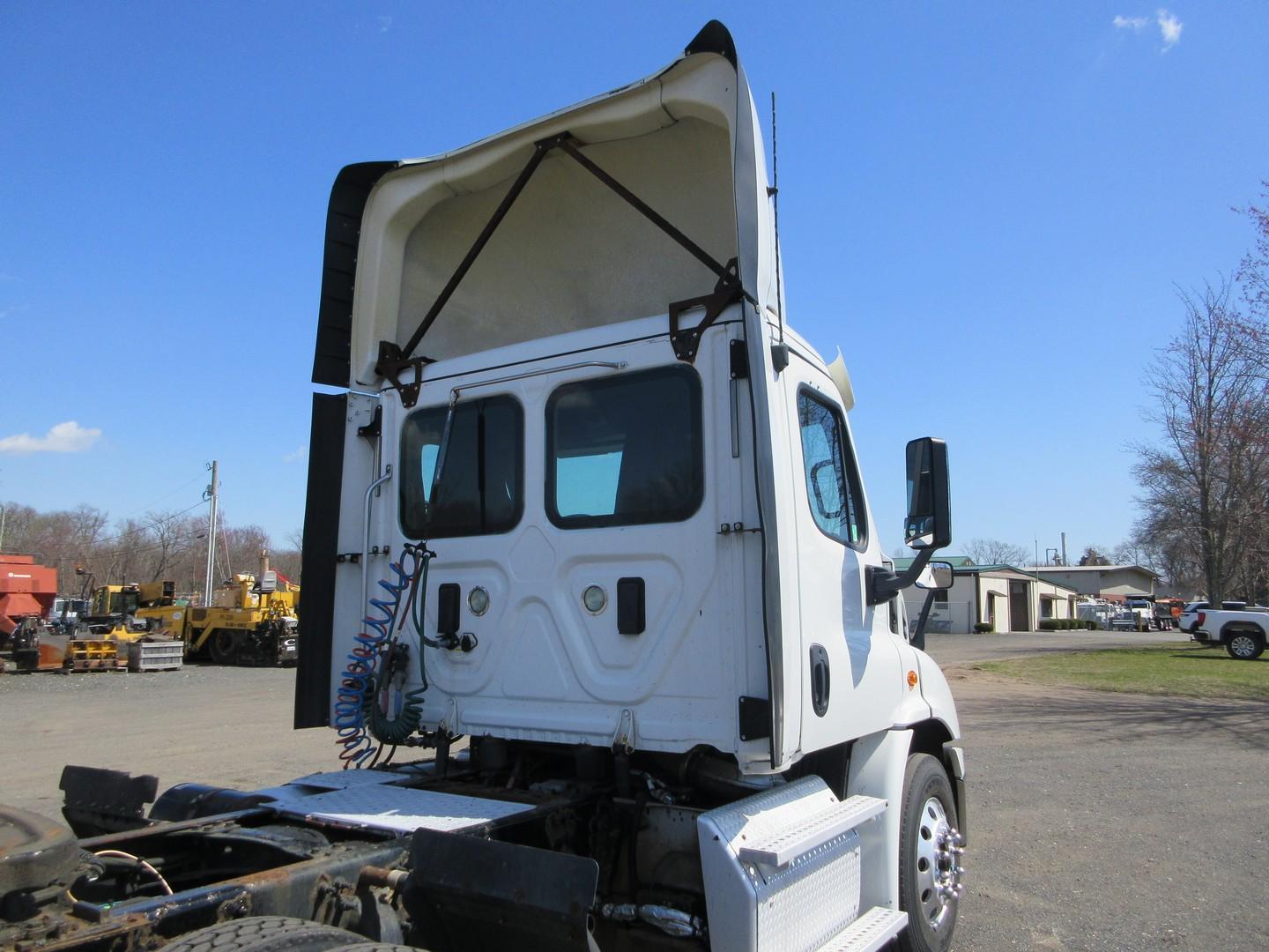 2017 Freightliner Cascadia 113DC T/A Tractor