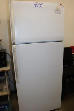 Whirlpool ET8BPKXKQ00 refrigerator & Rival microwave