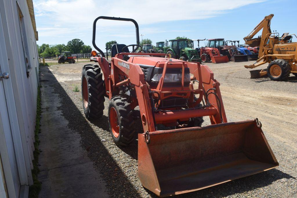 KUBOTA L3010 4WD ROPS HST W/ LDR AND BUCKET