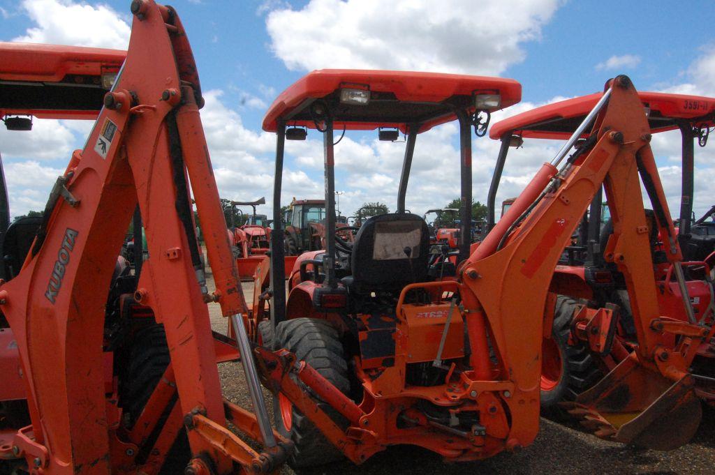 KUBOTA B26 TLB 4WD 3078 HRS (WE DO NOT GUARANTEE HRS)