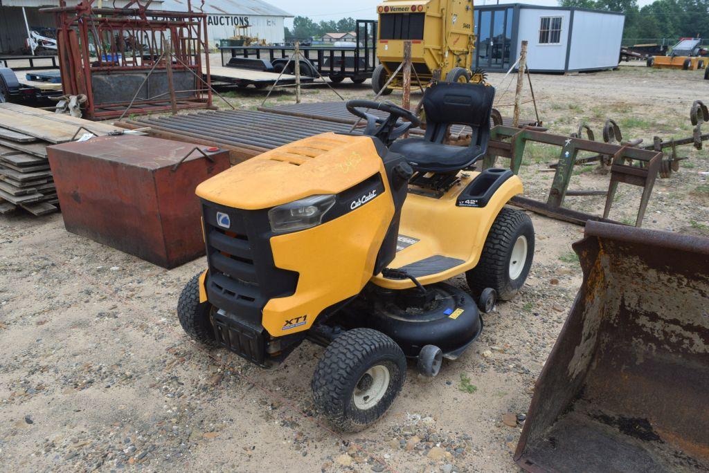 CUB CADET XT1 RIDING MOWER SALVAGE