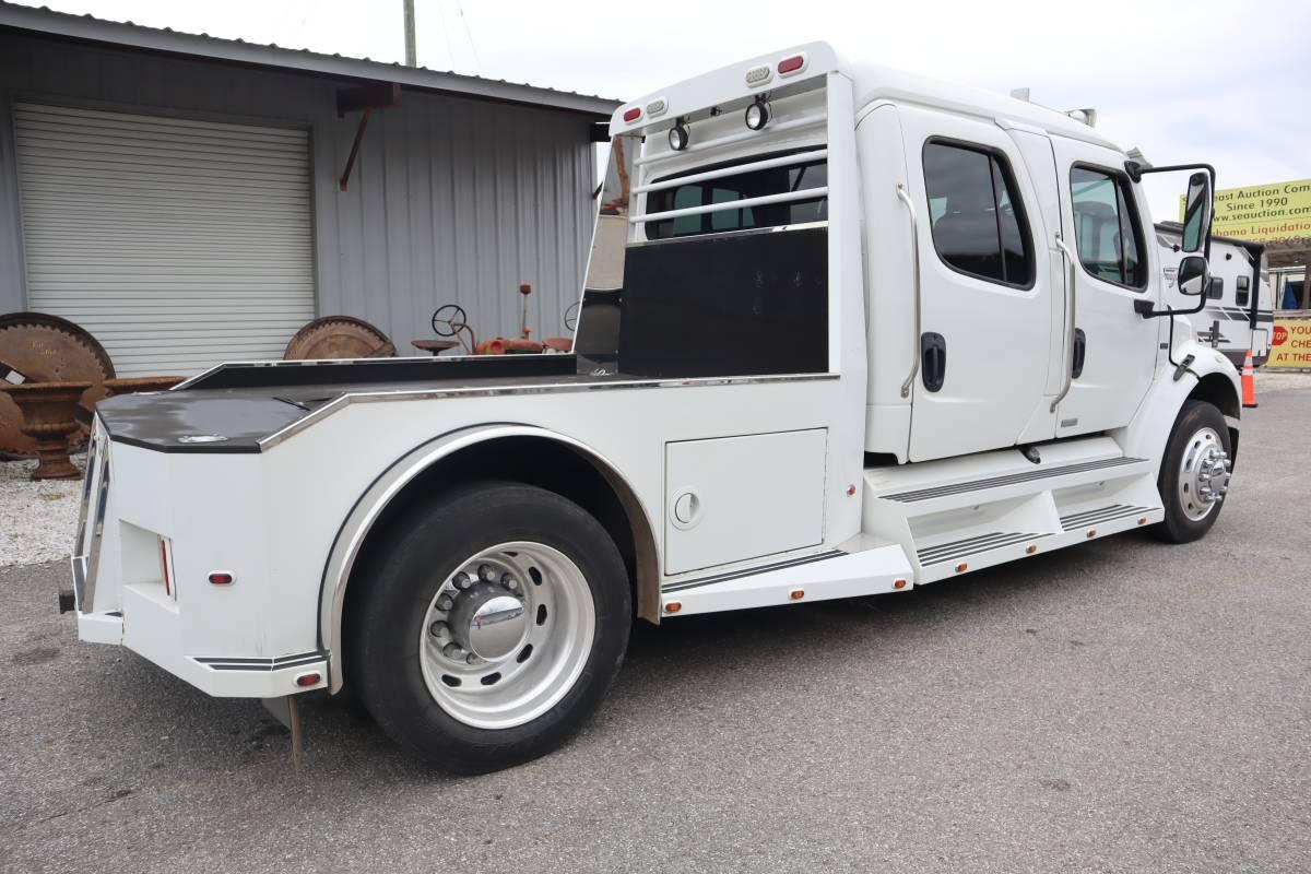 2004 Freightliner Sport Chasis M2