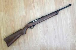 As-new Ruger 10/22 semi-automatic carbine in .22LR. 18" barrel has a mirror bright bore with factory