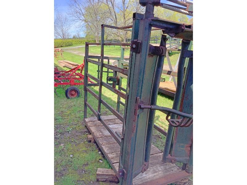 Cattle Chute With End Gate