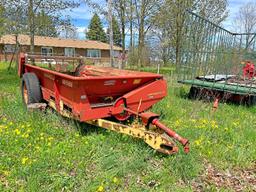 520 New Holland Manure Spreader - 2 Rear Beaters, Poly Floor