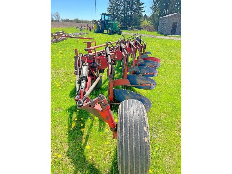 Kongskilde Model 300 with Drive On Points 5 Furrow 18"