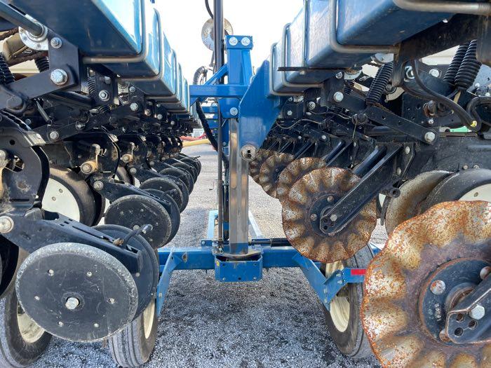 2017 KINZE 3500 PLANTER