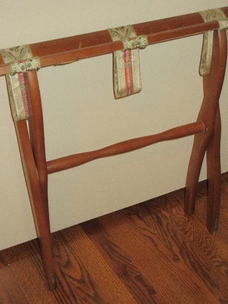 Maple Folding Suitcase Luggage Rack Stand