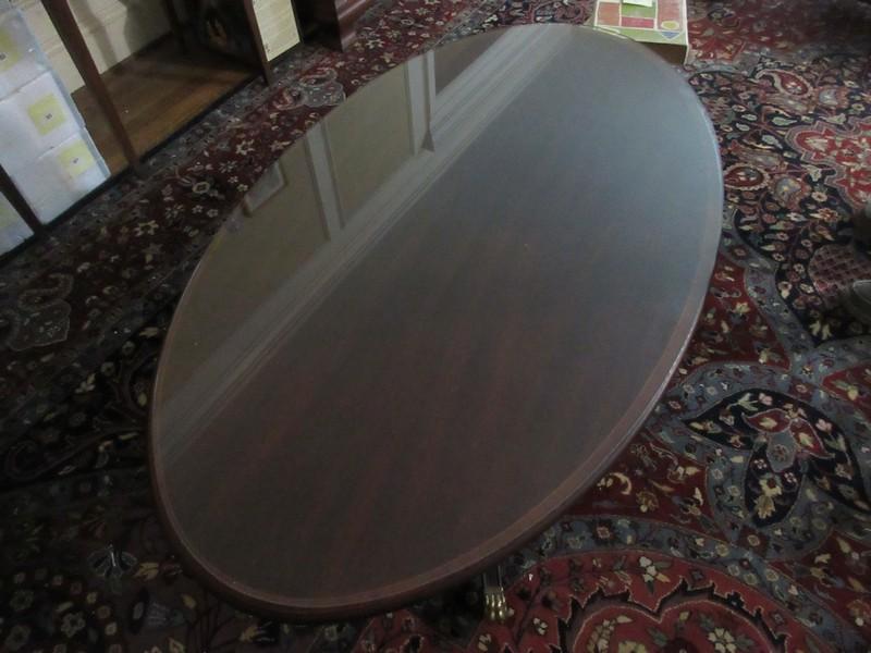 Refined Henkel-Harris Co. Mahogany Urn Pedestal Oval English Regency Style Coffee Table Paw