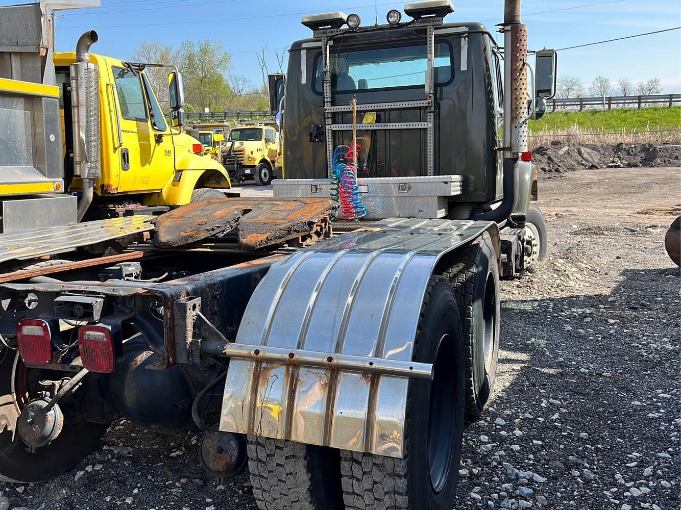 2000 International  F-2574 Day Cab Truck Tractor