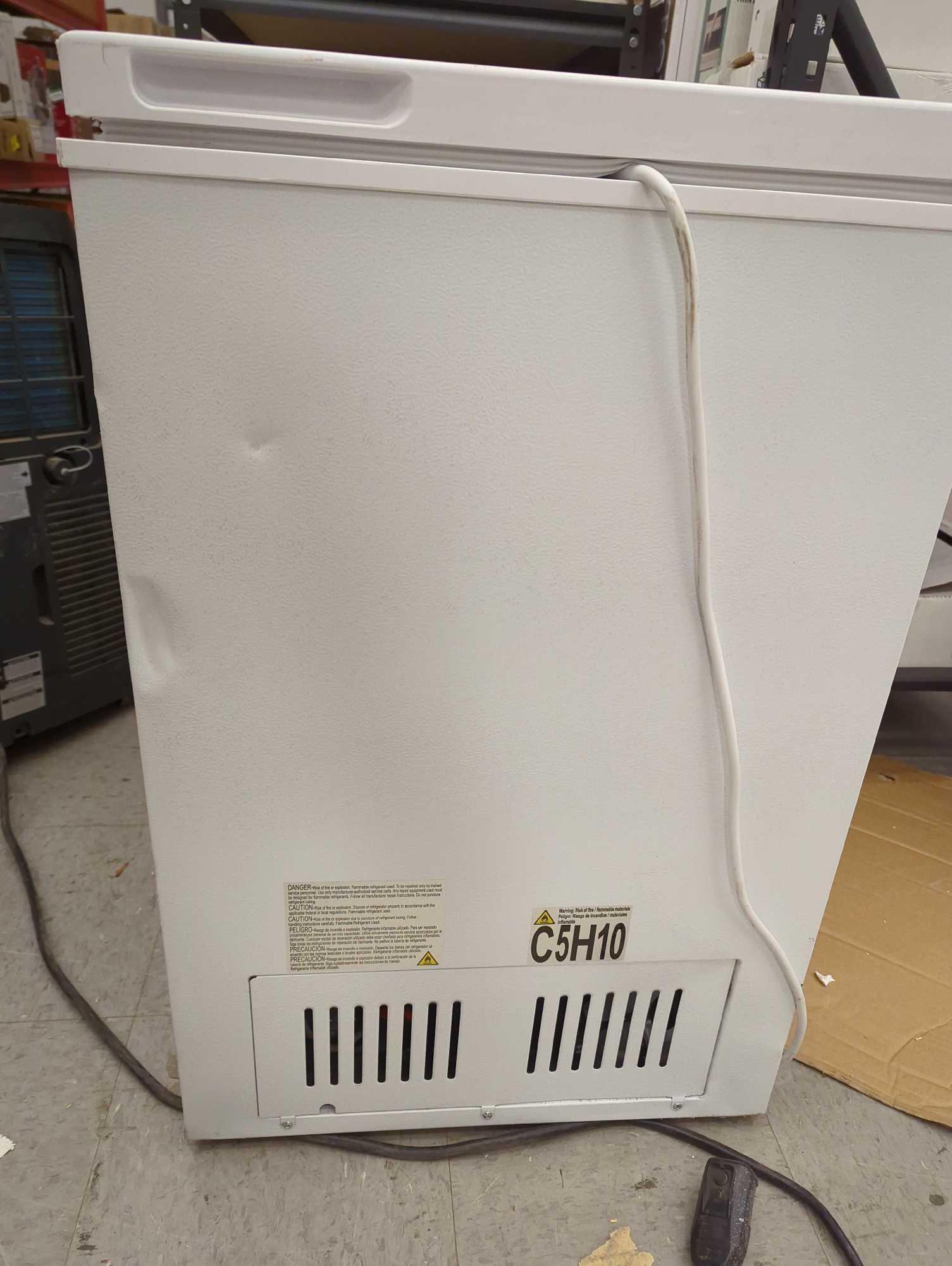 Magic Chef 7.0 cu. ft. Chest Freezer in White. Comes as is shown. Appears to be New with some