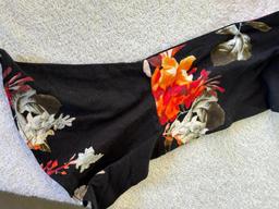 GUESS Salvadore Garden Print Black- Size Medium - Retail $49