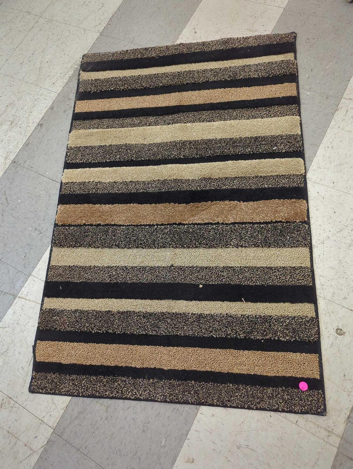 MACHINE MADE AREA RUG, BLACK, MOCHA, CREAM, APPROX 30"X46"